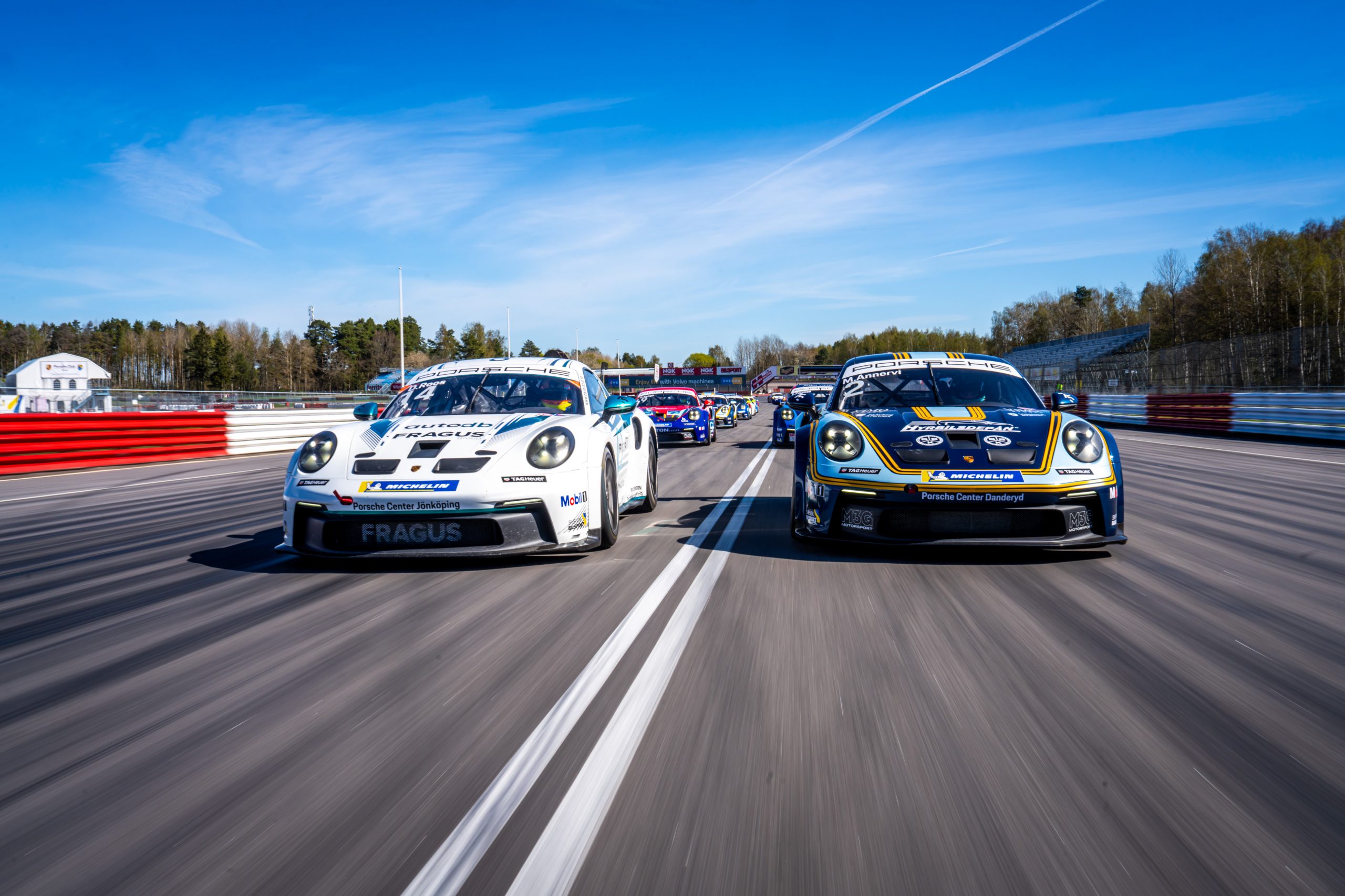 Porschar på Carrera Cup-banan framifrån.