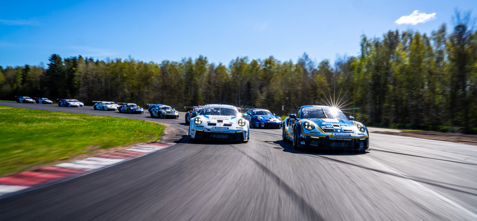 Porschar i dubbla rader på Carrera Cup-banan.