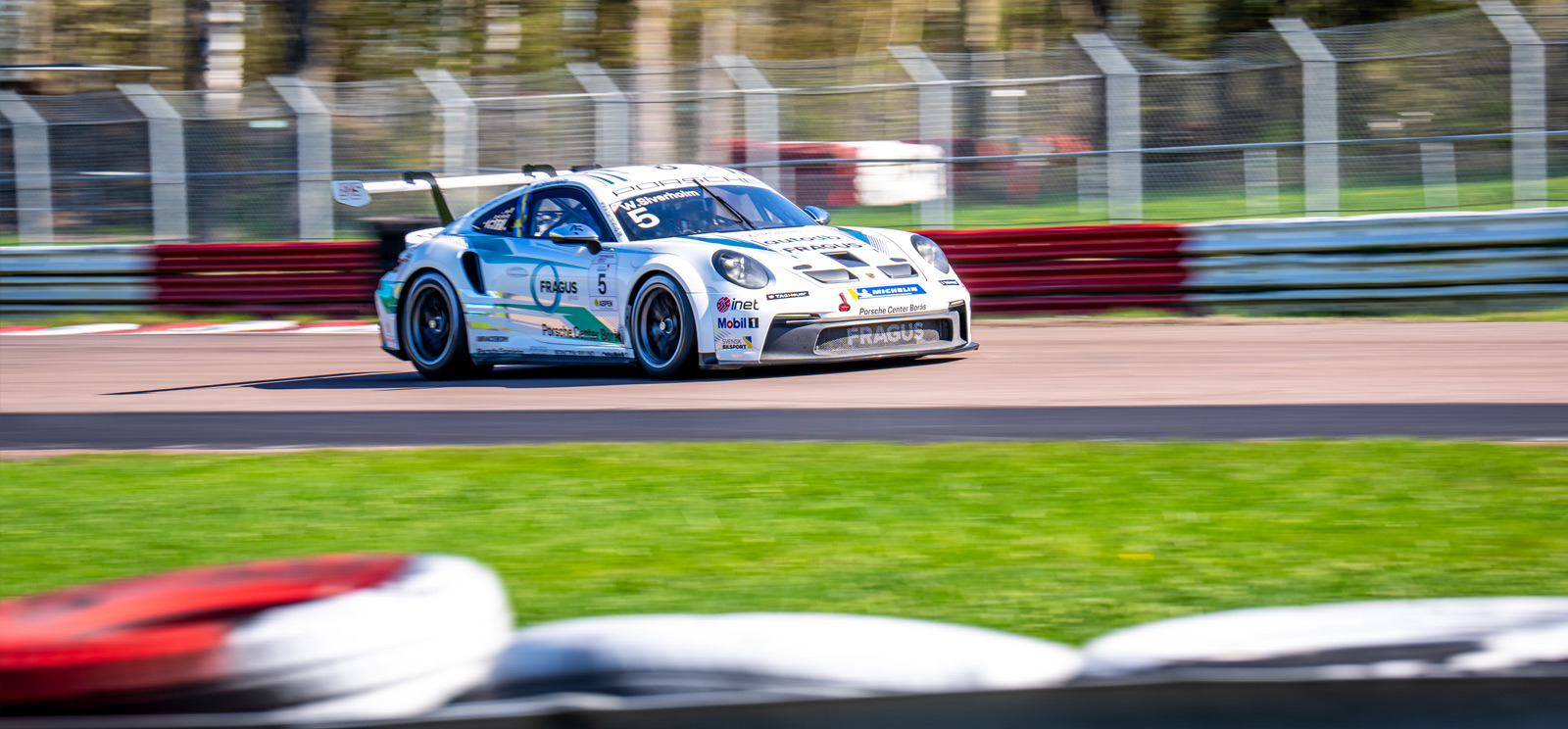 En vit Porsche på Carrera Cup.