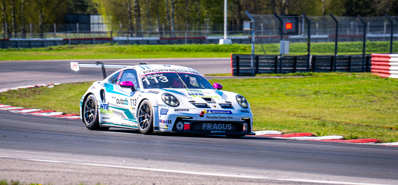 En vit Porsche på Carrera Cup.