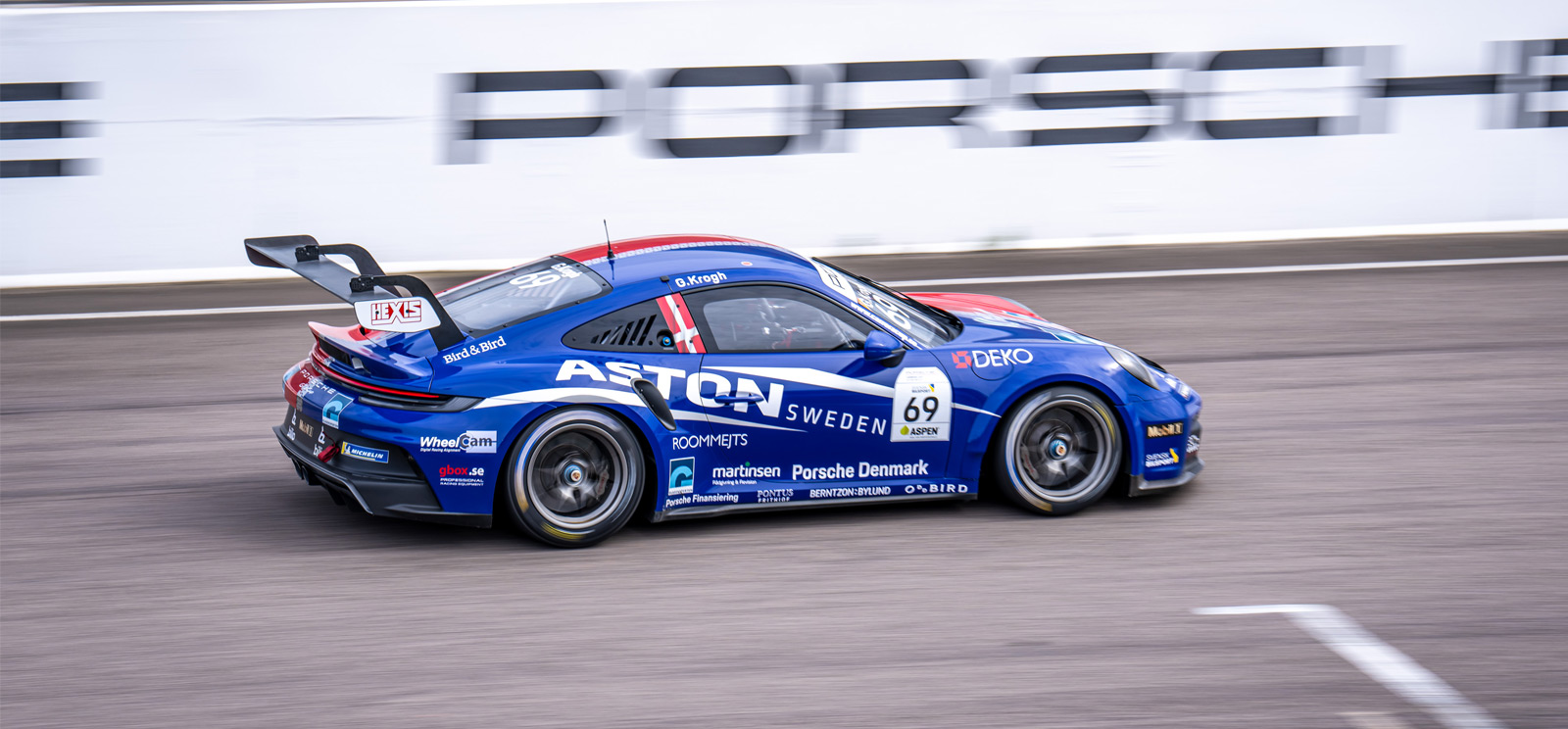 En blå Porsche på Scandinavian Raceway.
