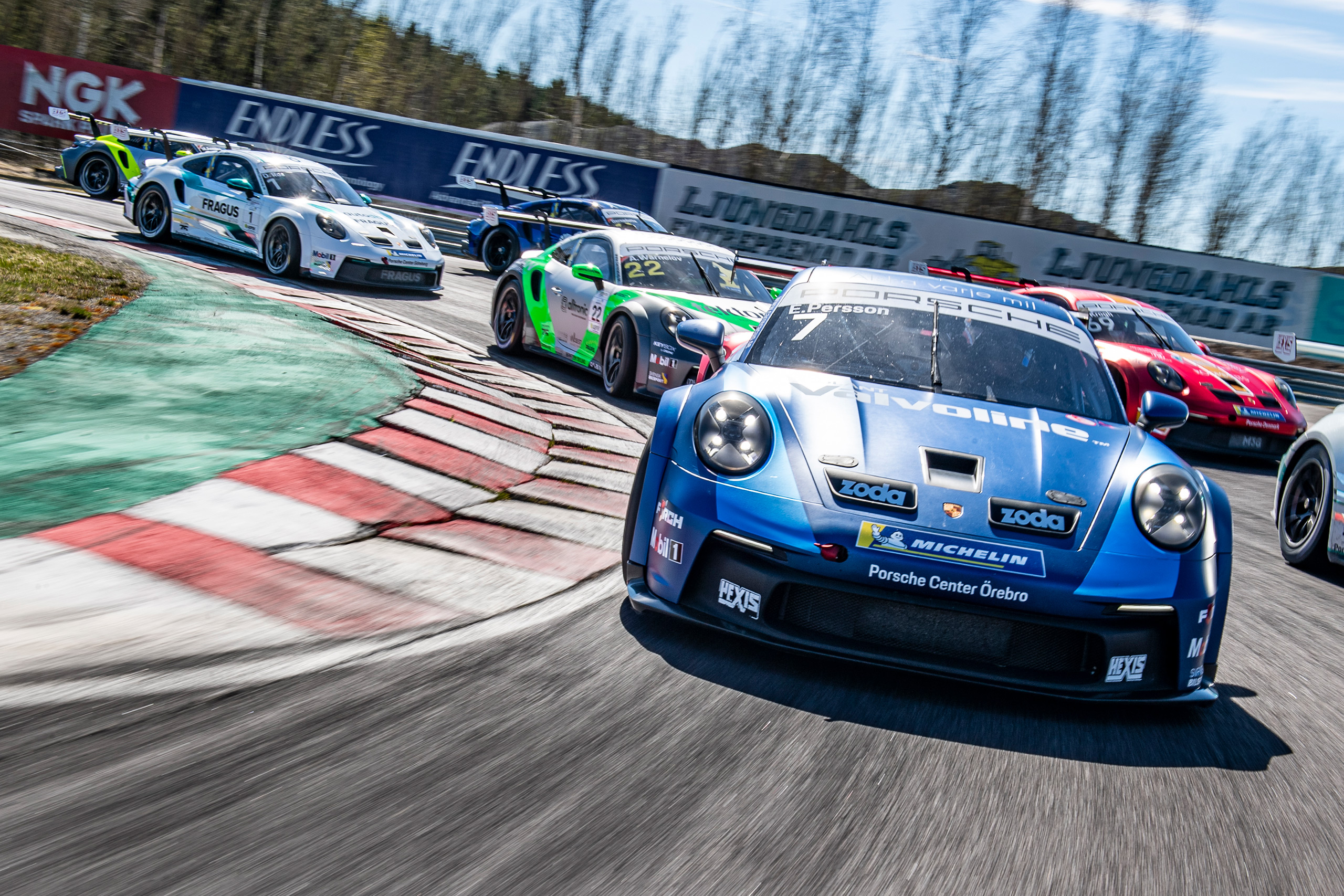 Porschar på racebanan.